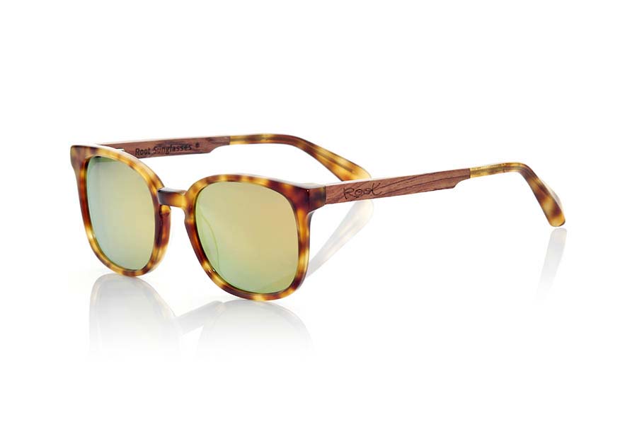 Wood eyewear of Black Walnut modelo ETNA. ETNA sunglasses of the MIXED PREMIUM series, are manufactured with the quality in TORTOISESHELL acetate front panel clear, and sideburns in natural Walnut wood finished in Rod covered in black acetate that can be adjusted if necessary. It is more rounded variation of a classic mount, very popular style to the wayfarer combined series with Brown lenses or orange REVO. The quality of the materials and their perfect completion will surprise you. Front size: 140x47mm | Root Sunglasses® 